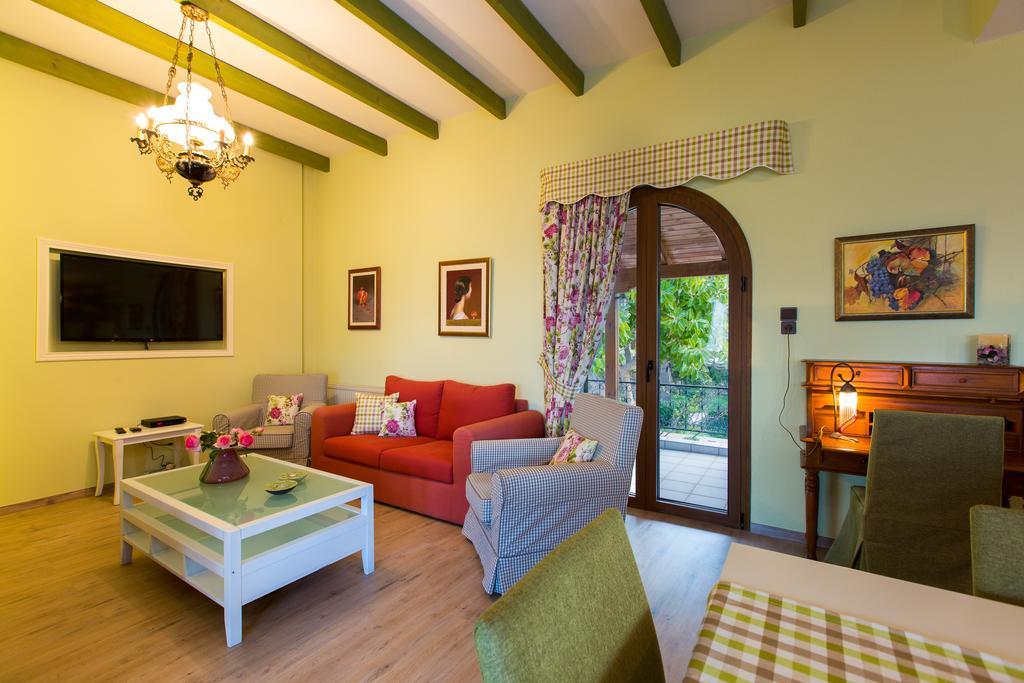 Beachfront Family Villa Katerina With Private Pool, Playground, Bbq & Amazing Sea Views! Petres  Exterior photo